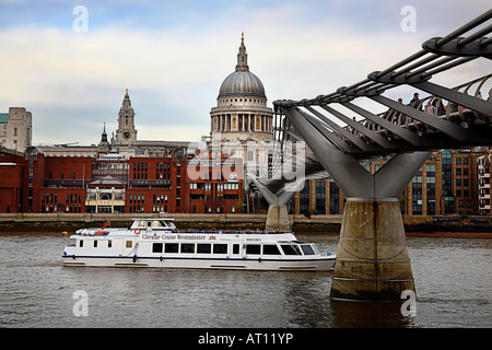 Mercuria cruiser passe sous le pont du Millenium à Londres Angleterre Royaume-uni Banque D'Images