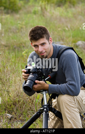 Jeune homme Prise de vue sur trépied dans Point Toft porte naturelle d'État du Wisconsin Comté Banque D'Images