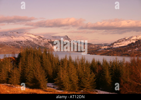 Coucher de soleil d'hiver au Loch Katrine, un réservoir clé dans l'eau pour la ville de Glascow dans le parc national des trossachs en Écosse, au Royaume-Uni Banque D'Images