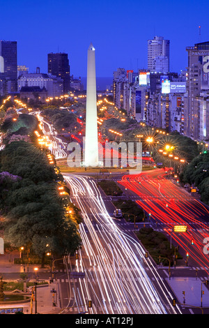 Vue aérienne de l'Avenue 9 de Julio, avec l'Obélisque Monument, au crépuscule, avec voiture sous forme de lignes. Une exposition longue, Buenos Aires, Argenti Banque D'Images