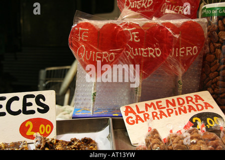 Les bonbons, les sucettes en forme de coeur et de l'écrou, Ayamonte, Espagne juste Banque D'Images