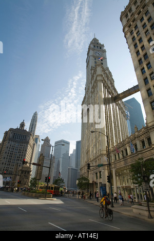 Chicago Illinois passerelle piétonne surélevée entre tours de Wrigley Building cycliste Michigan Avenue monument skyscraper Banque D'Images