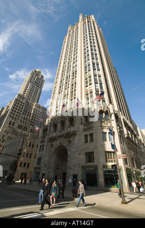 Les gens de l'Illinois Chicago Tribune Tower Building en concordance sur Michigan Avenue, l'architecture de style gothique studio radio WGN Banque D'Images