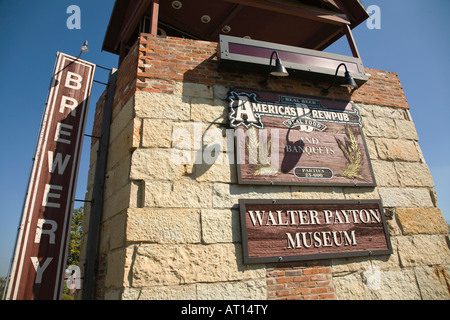 Aurora ILLINOIS Panneaux pour brasserie et restaurant à l'ancien joueur de football roundhouse railroad Walter Payton museum Banque D'Images