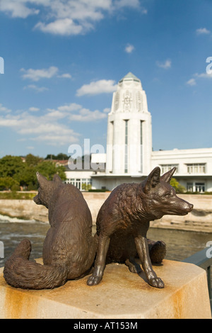 L'ILLINOIS Saint Charles fils de Charlemagne fox statues sur la rue Main, pont au-dessus de la rivière Fox municipal building tower Banque D'Images