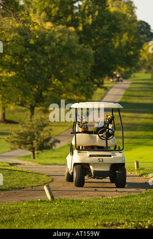 Chariot de golf Aurora ILLINOIS stationnés sur panier à chemin Phillips Park Golf Course Banque D'Images