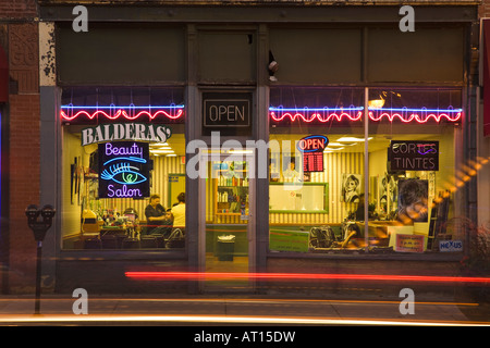 Aurora ILLINOIS extérieur d'instituts de beauté dans la nuit en néon client sitting in chair Downtown Shopping District Banque D'Images