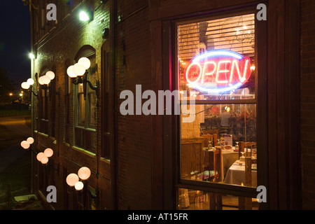 Aurora ILLINOIS Open sign dans le guichet à nuit vue à travers la vitre à l'intérieur de tableaux phares sur l'extérieur du bâtiment Banque D'Images