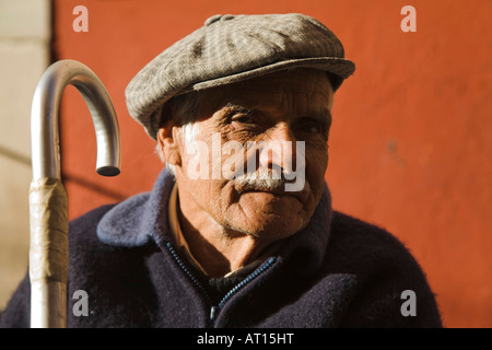 Mexique Guanajuato Mexique âgées man holding cane portant béret casquette moustache et les rides Banque D'Images