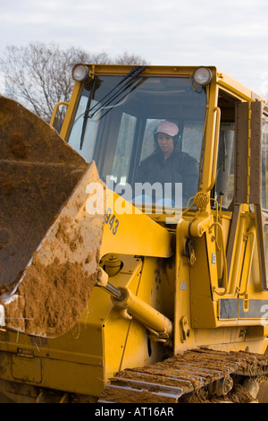 Femme bulldozer d'exploitation sur un site de construction Banque D'Images
