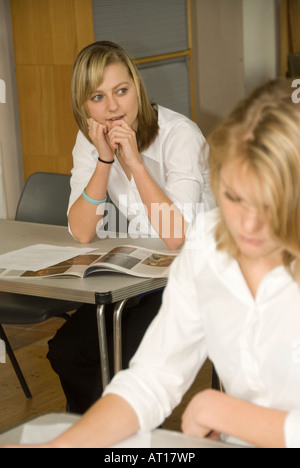 Certaines des scènes de rue de l'école des adolescents libérés du modèle Banque D'Images