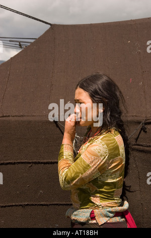 Femme nomade tibétain devant sa tente sur les prairies de Hongyuan, Plateau du Tibet, dans la province du Sichuan, Chine. Banque D'Images