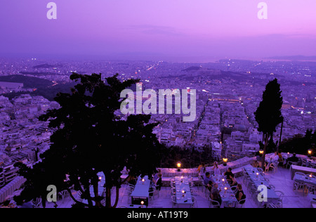 L'Europe, Grèce, Athènes, l'Attique. Soir vue de la ville de Likavitos Hill Restaurant Banque D'Images