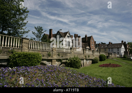 Maisons et jardins au bord de la rivière Severn à Bewdley dans une zone qui peut inonder Banque D'Images