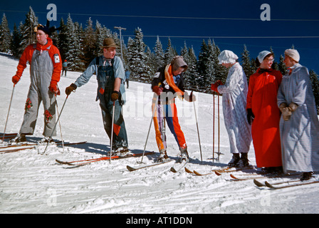 Les skieurs en Fancy Dress Carnival, Ski, Californie, USA, 1953 Banque D'Images