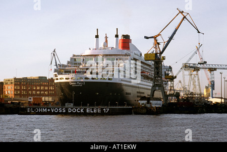 La Cunard Queen Mary II réside pour l'entretien à l'intérieur de Blohm  + Voss Elbe 17 quai dans le port allemand de Hambourg Banque D'Images