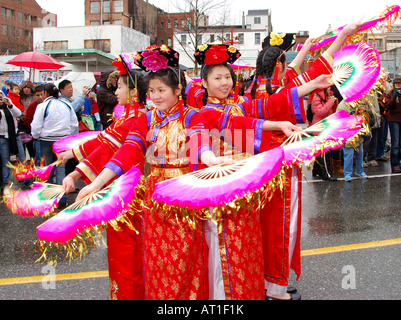 Asian dancers performing pendant le défilé du Nouvel An chinois à Vancouver,Canada. Banque D'Images