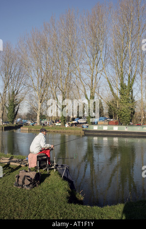 Un pêcheur sur les rives de la Tamise à Lechlade Banque D'Images