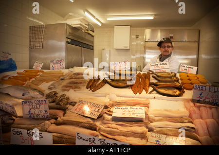 Le CENTRE-VILLE DE DEWSBURY échoppe de marché la vente de poisson frais volaille et gibier Banque D'Images