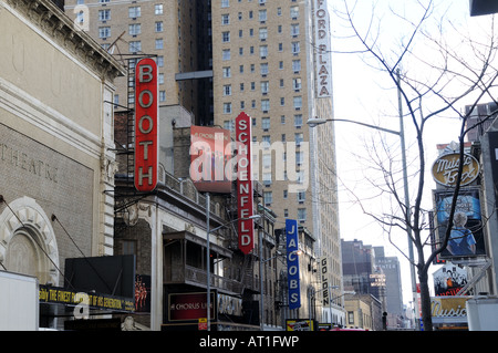 Le quartier des théâtres de Manhattan. Cinémas line West 45th Street juste à côté de Broadway. Banque D'Images