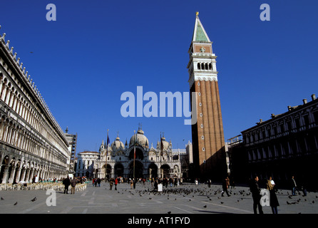 L'Europe, Italie, Venise. La basilique Saint-Marc et le campanile de San Marco Banque D'Images