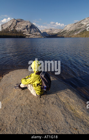 Un randonneur se détend sur la rive du Lac Tenaya Tuolumne Meadows, près de Yosemite National Park, California, USA Banque D'Images