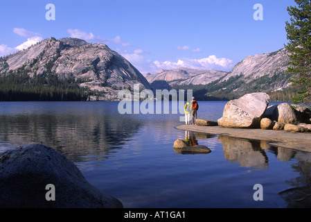Les randonneurs en profitant de la vue sur le Lac Tenaya Tuolumne Meadows, Yosemite National Park, California, USA Banque D'Images