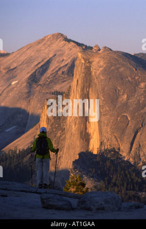 Randonneur à l'égard de Half Dome Dome Sentinelle, Yosemite National Park, California, USA Banque D'Images