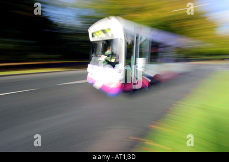 Decker unique de conduite d'autobus le long de la route à l'automne Banque D'Images