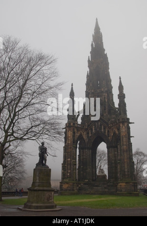 Walter Scott Monument Ville Édimbourg brouillard Banque D'Images