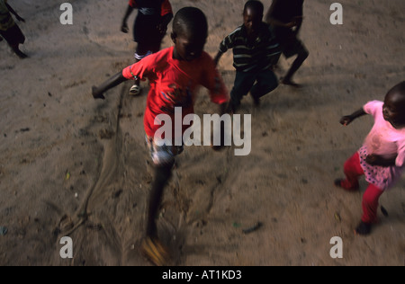 Les jeunes enfants gambiens à jouer au football à Bakau Gambie Afrique de l'Ouest Banque D'Images