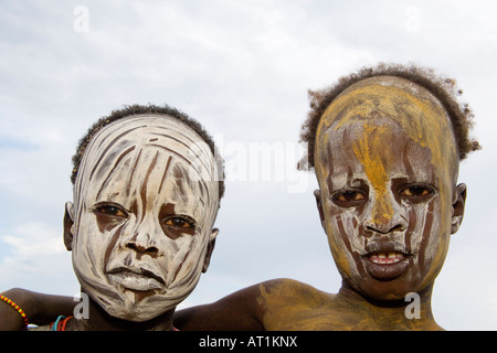 Deux jeunes garçons de la tribu Karo dans l'argile blanche et jaune, peinture de la vallée de la rivière Omo, Labuk, Ethiopie Banque D'Images