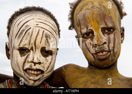 Deux jeunes garçons de la tribu Karo dans l'argile blanche et jaune, peinture de la vallée de la rivière Omo, Labuk, Ethiopie Banque D'Images