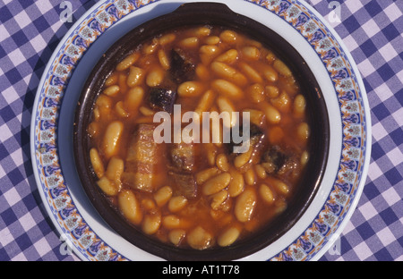 Ragoût de haricots asturiens saucisse de porc et de lard de la nourriture typique de l'Espagne Asturies Banque D'Images