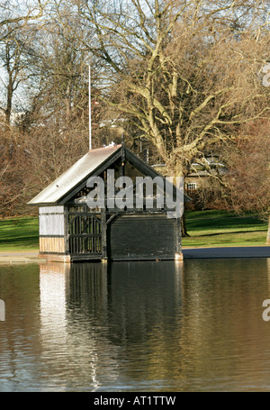 L'un des hangars à bateaux sur le lac Serpentine Hyde Park Londres Banque D'Images