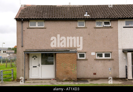 Logement typique des années 60 sur l'Gurnos Estate Merthyr Tydfil dans les vallées du sud du Pays de Galles UK Banque D'Images