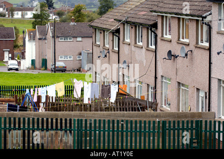 Maisons avec lave séchant sur la corde à linge dans le jardin sur le Gurnos Estate Merthyr Tydfil dans les vallées du sud du Pays de Galles UK Banque D'Images