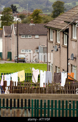 Maisons avec lave séchant sur la corde à linge dans le jardin sur le Gurnos Estate Merthyr Tydfil dans les vallées du sud du Pays de Galles UK Banque D'Images