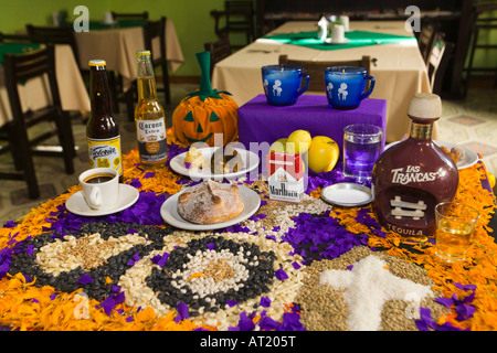 Mexique Guanajuato le Jour des Morts de culte cigarettes pain bière tequila de haricots et de pétales de fleurs de souci affiché dans le Banque D'Images