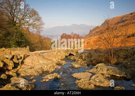 Ashness Bridge surplombant Derwent water et Keswick dans Parc National de Lake district Cumbria UK Banque D'Images