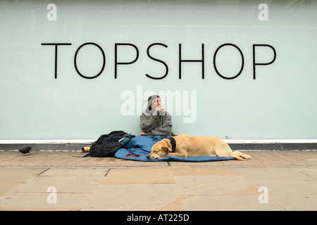 Sans-abri avec son chien dans le Strand Londres, Angleterre, Grande-Bretagne, Royaume-Uni Banque D'Images