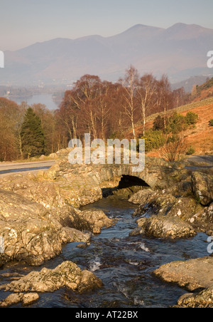 Ashness Bridge surplombant Derwent water et Keswick dans Parc National de Lake district Cumbria UK Banque D'Images