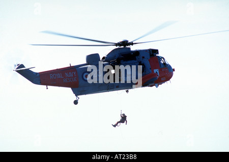 Sauvetage en mer de l'air hélicoptère Seaking avec winchmang Banque D'Images