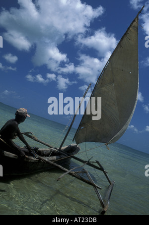 Mafi'une île un ngalawa traditionnel en bois ou pirogue Banque D'Images