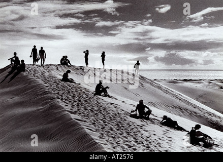 Gran Canaria Maspalomas dunes de sable rétro B&W surréaliste arrangement de personnes sur la crête d'une dune de sable dans les îles Canaries Espagne Banque D'Images