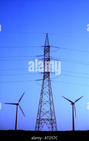 Les éoliennes et l'électricité pylône avec ciel bleu Banque D'Images