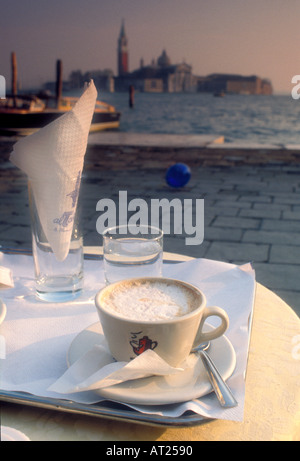 Café servi sur la Piazza San Marco avec vue sur la lagune, à l'église San Giorgio Maggiore Venise Italie Banque D'Images