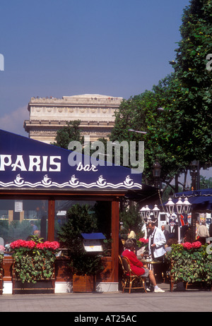 Paris cafe bar restaurant avec serveur et clients dans Champs Elysées avec Arc de Triomphe en arrière-plan Paris France Banque D'Images