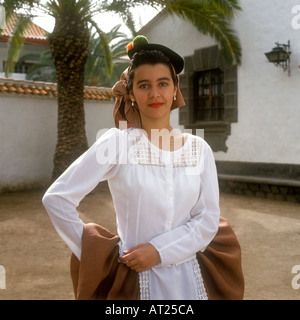 Îles Canaries adolescente danseuse portrait en plein air en costume local traditionnel Pueblo Canario Las Palmas de Gran Canaria Espagne Banque D'Images