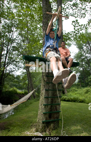 Garçon de 11 ans sur le zip line Banque D'Images